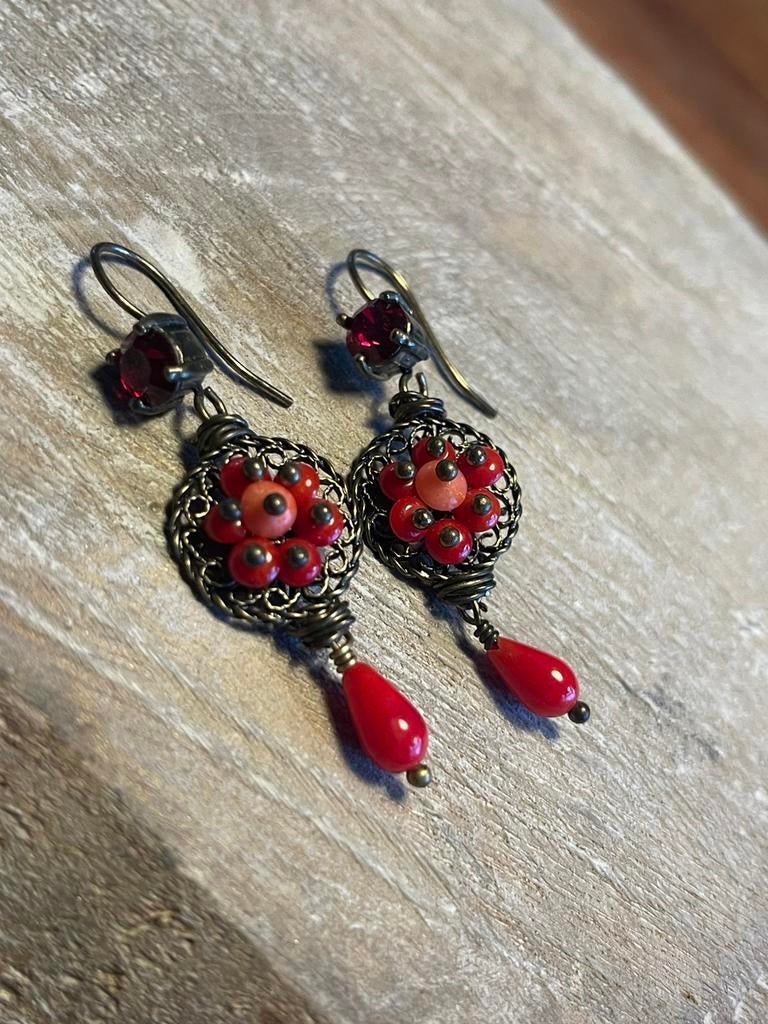 Elegante Exoal hangoorbellen met rode en roze steentjes, Overige materialen, Hangers, Nieuw, Ophalen of Verzenden