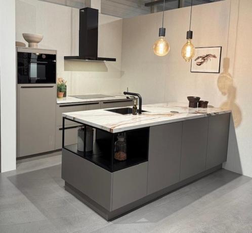 Ariane Terragrijs showroomkeuken, Huis en Inrichting, Keuken | Complete keukens, Nieuw, Overige typen, Graniet of Steen, Met kookeiland