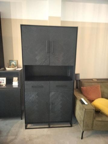 Zwarte visgraat kast - ruimtegebrek! beschikbaar voor biedingen