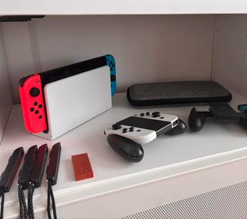 Nintendo switch Oled - inc accessoires beschikbaar voor biedingen