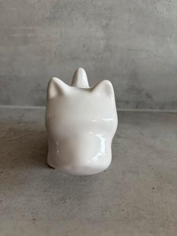 Klein wit hondje spaarpot beschikbaar voor biedingen