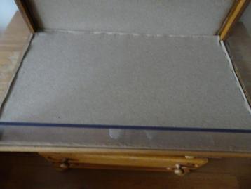Klein vitrine kastje voor op tafel te plaatsen beschikbaar voor biedingen