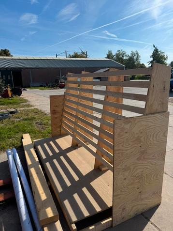 Zelf gemaakt houten platen rek glas bok beschikbaar voor biedingen