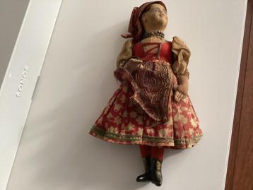 Antieke folklore pop beschikbaar voor biedingen