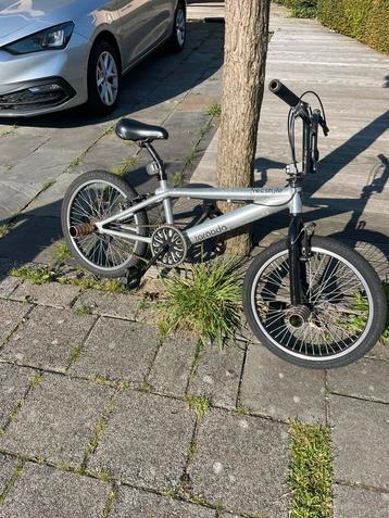 Crossfiets met steuntjes voor en achter beschikbaar voor biedingen