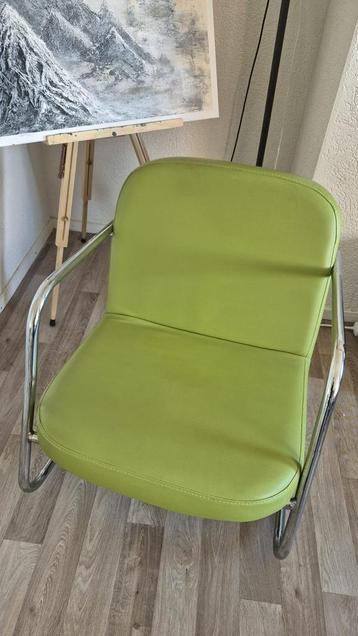 Vintage fauteuil beschikbaar voor biedingen