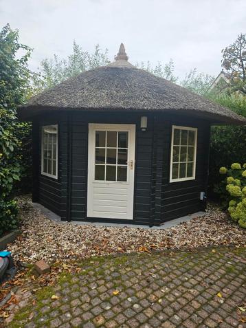 Mooie Tuinschuur met Rietdak beschikbaar voor biedingen