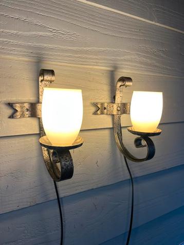 2 vintage brutalist wandlampen beschikbaar voor biedingen