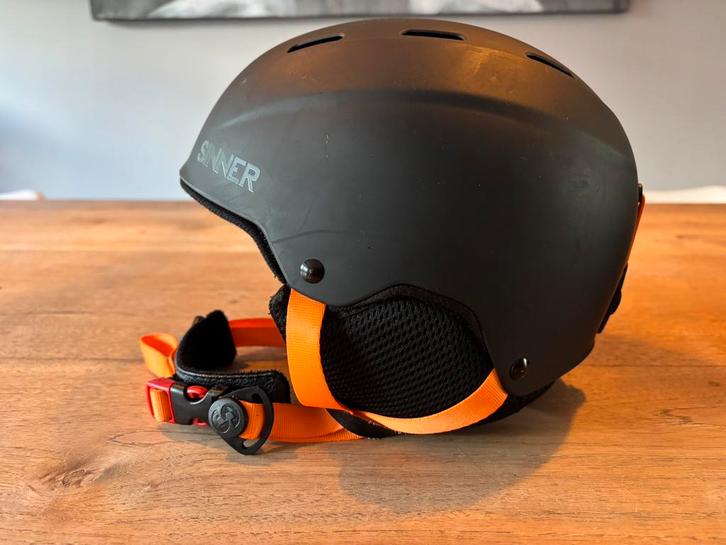 Ski helm Sinner (kind leeftijd 6-15 jr) maat verstelbaar, Sport en Fitness, Skiën en Langlaufen, Zo goed als nieuw, Overige typen