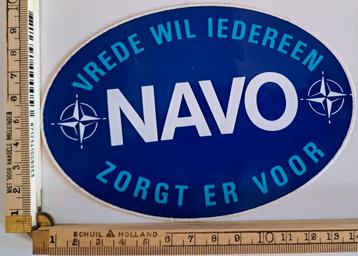 Vintage sticker Navo vrede wil iedereen. NAVO zorgt er voor beschikbaar voor biedingen