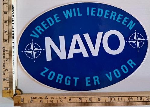 Vintage sticker Navo vrede wil iedereen. NAVO zorgt er voor, Verzamelen, Stickers, Zo goed als nieuw, Overige typen, Ophalen of Verzenden