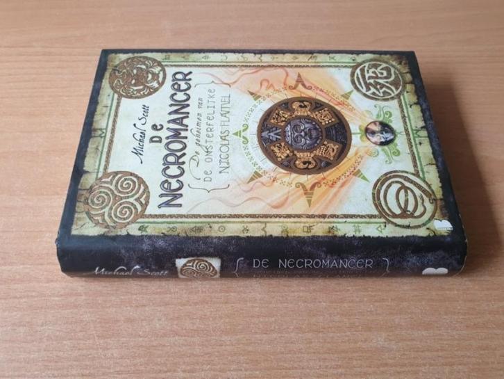 Michael Scott - De Necromancer (HC + omslag), Boeken, Fantasy, Gelezen, Ophalen of Verzenden