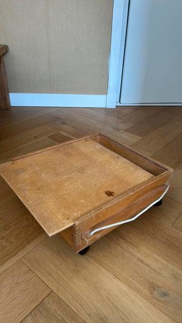 Kist op wieltjes met schuifklep beschikbaar voor biedingen