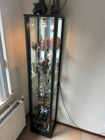 Vitrinekast met lampje beschikbaar voor biedingen