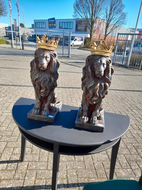 Mooie leeuwen beelden met kroon 85.00 p.s, Verzamelen, Beelden en Beeldjes, Zo goed als nieuw, Dier, Ophalen of Verzenden