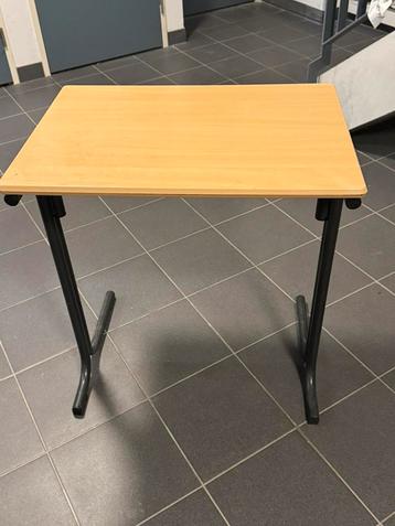 Eenvoudige eenpersoons bureautafel voor studeren of werken beschikbaar voor biedingen