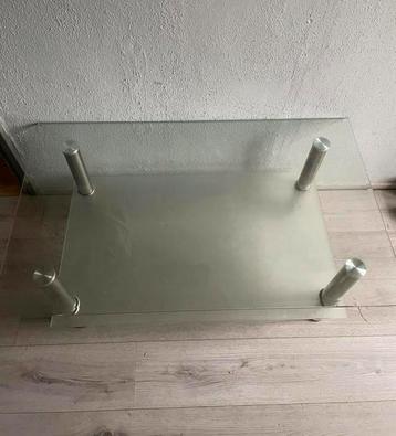 Nette glazen salon tafel . beschikbaar voor biedingen