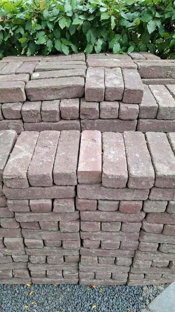 17 m2 rode klinkers. 24 x 7,5 x 6 cm Direct op te halen. beschikbaar voor biedingen