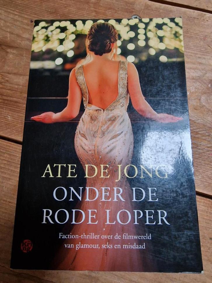 Ate de Jong - Onder de rode loper, Boeken, Thrillers, Zo goed als nieuw, Ophalen of Verzenden