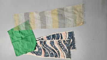 Vintage zijde gladde sjaaltjes. beschikbaar voor biedingen