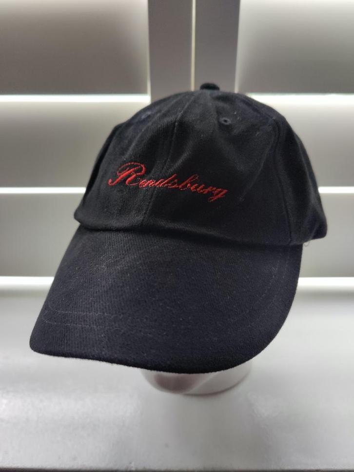 NIEUW. Zwarte pet met geborduurde naam, Verzamelen, Kleding en Patronen, Nieuw, Hoed, Pet, of Sjaal, Ophalen of Verzenden