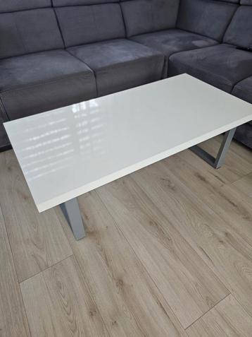 Witte hoogglans salontafel  beschikbaar voor biedingen