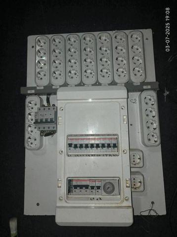 Schakelbord 28x600watt beschikbaar voor biedingen