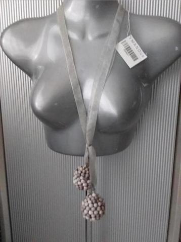 Manouk - ketting met schelpbollen beschikbaar voor biedingen