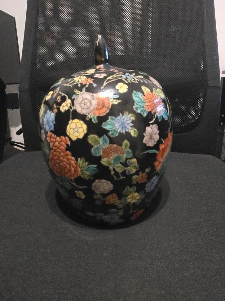 Chinese Vaas met Bloemmotieven, Antiek en Kunst, Antiek | Keramiek en Aardewerk, Ophalen of Verzenden