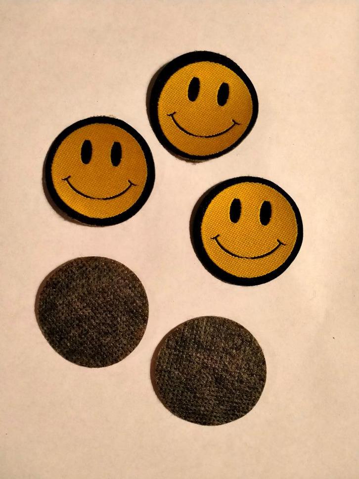 Hippie Smiley glimlach vintage KLEIN kleding patch embleem, Hobby en Vrije tijd, Naaien en Fournituren, Nieuw, Ophalen of Verzenden
