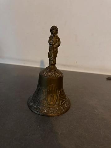 Antieke Koperen Bel met Figuur beschikbaar voor biedingen