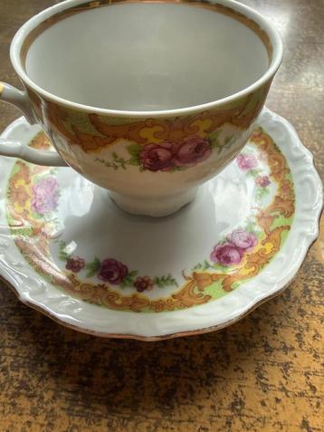 Kopje met schoteltje beschikbaar voor biedingen