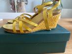 Clarks gele sandalette/espadrille met sleehak mt 37,5 ZGAN, Geel, Ophalen of Verzenden, Zo goed als nieuw, Espadrilles of Moccasins