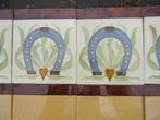 12 art nouveau wandtegels met hoefijzer in relief 180cm, Ophalen