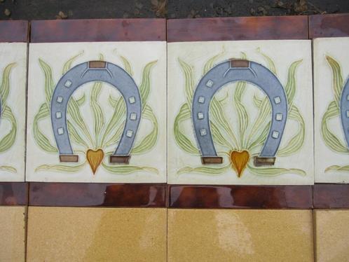 12 art nouveau wandtegels met hoefijzer in relief 180cm, Antiek en Kunst, Antiek | Wandborden en Tegels, Ophalen