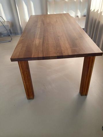 Massieve kersenhouten tafel beschikbaar voor biedingen