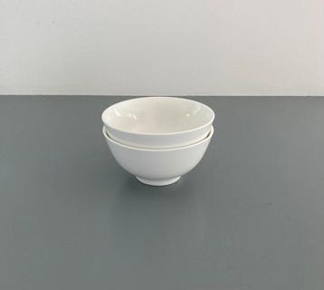 2 kleine witte kommetjes spoelkommen op een voetje beschikbaar voor biedingen