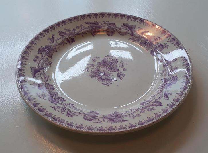 Dinerbord ‘Geranium’ Societe Ceramique Maestricht 1880-1900, Antiek en Kunst, Antiek | Servies los, Ophalen of Verzenden