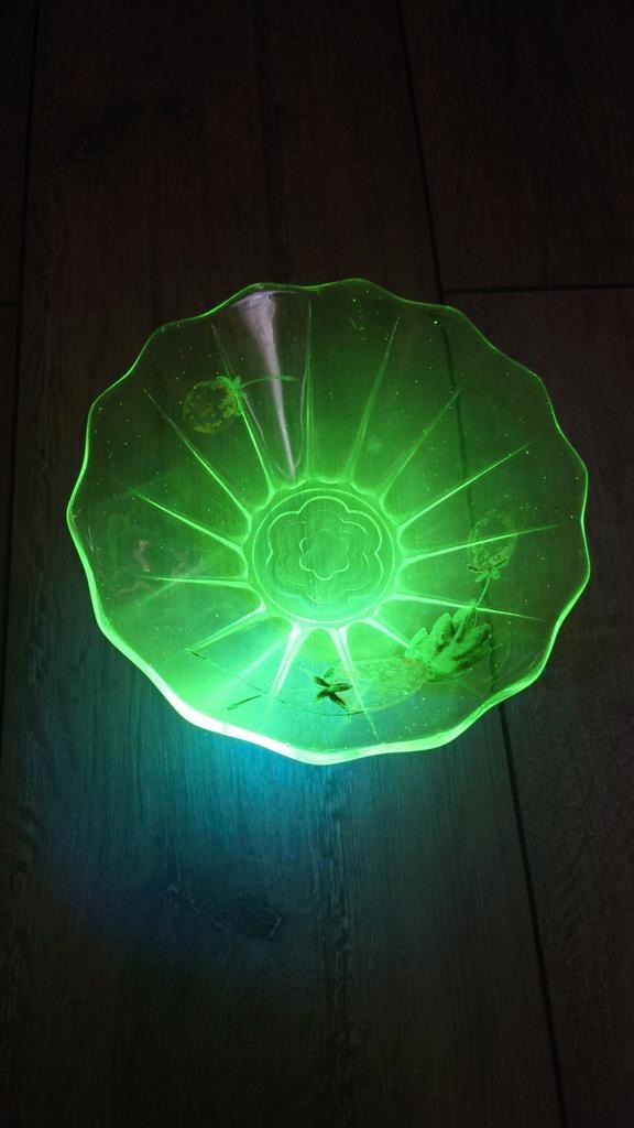 Uranium schaal aardbei, Antiek en Kunst, Antiek | Glas en Kristal, Ophalen of Verzenden