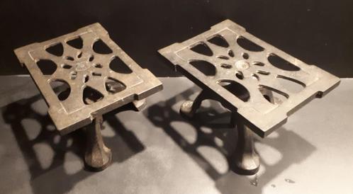 2 x Antiek in hoogte verstelbaar gietijzeren onderzetter, Antiek en Kunst, Curiosa en Brocante, Verzenden