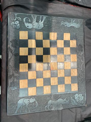 Houten Schaakbord met Olifanten beschikbaar voor biedingen