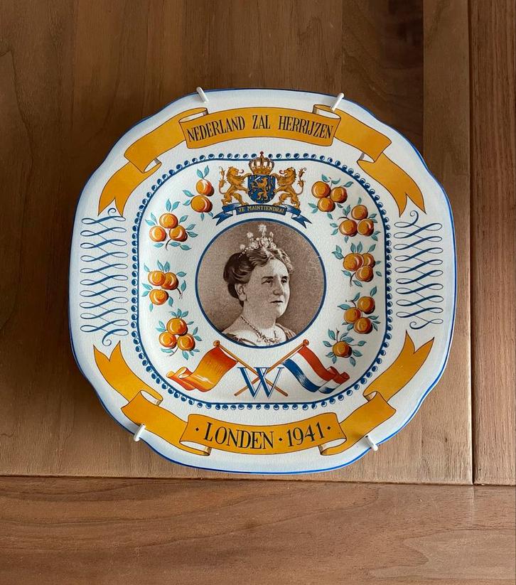 Antiek wandbord Koningin Wilhelmina 1941 Londen incl. houder, Antiek en Kunst, Antiek | Wandborden en Tegels, Ophalen of Verzenden