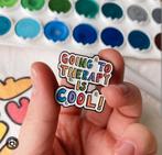 NAAR THERAPIE GAAN IS COOL! - EMAILLE PIN BEVAT OOK: Ziet er, Sieraden, Tassen en Uiterlijk, Nieuw, Overige materialen, Ophalen of Verzenden