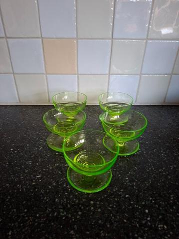 Annagroen uranium coupe glazen (Anna groen) beschikbaar voor biedingen