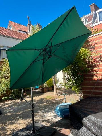 Mooie groene zweef parasol incl parasolvoet beschikbaar voor biedingen