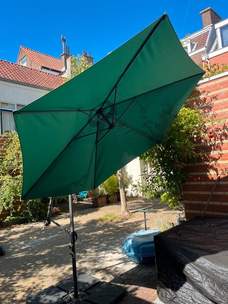 Mooie groene zweef parasol incl parasolvoet, Tuin en Terras, Parasols, Zo goed als nieuw, Parasolvoet, Ophalen