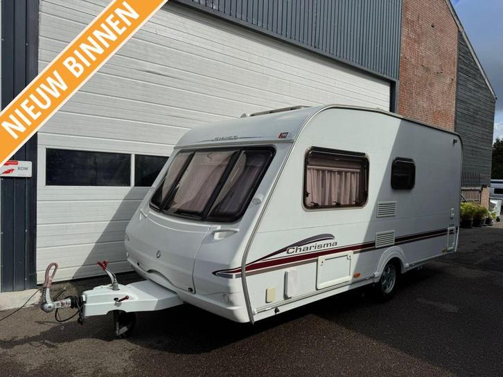 Swift Charisma 460 + Voortent + Luifel, Caravans en Kamperen, Caravans, Bedrijf, tot en met 2, 1000 - 1250 kg, Standaardzit, Swift
