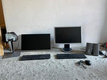 2 Schermen + Toetsenborden - €25 beschikbaar voor biedingen