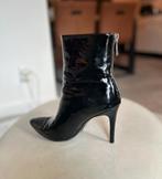 Zwarte lakleren enkellaarsjes met hak Nikkie, Ophalen of Verzenden, Zo goed als nieuw, Zwart, Lage of Enkellaarzen