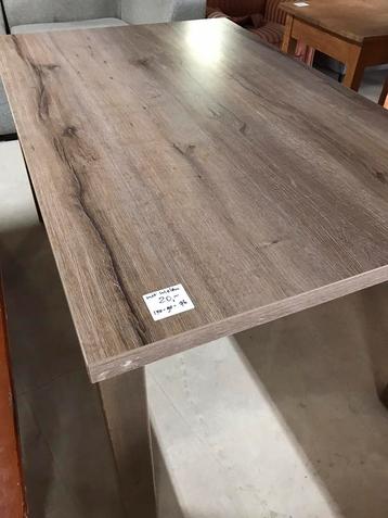 Tafel met wielen aan een kant. 